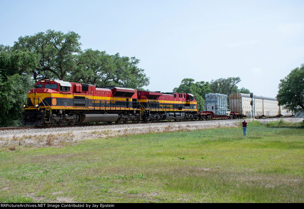 KCS 4012 passes through El Toro